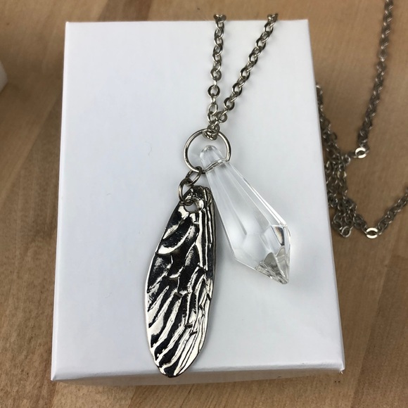 Fairy 🧚 wing with crystal necklace, 30”. Come with a box. - Picture 9 of 11